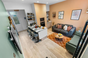 WINTER SPECIAL OFFER!! 3-BR Spacious Stylish House, Central Portsmouth Sleeps 6, Parking - by Blue Puffin Stays